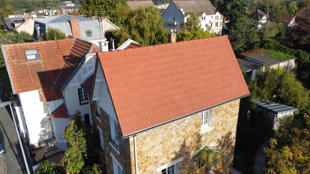 Toitures en tuiles rénovées par Mouredon Couverture